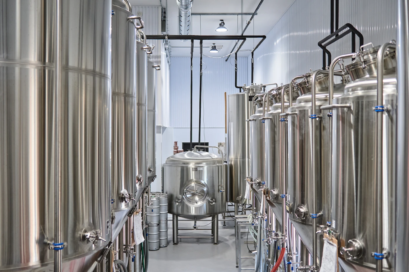 Les cuves de brassage de l'usine Albion Ste-Mélanie.